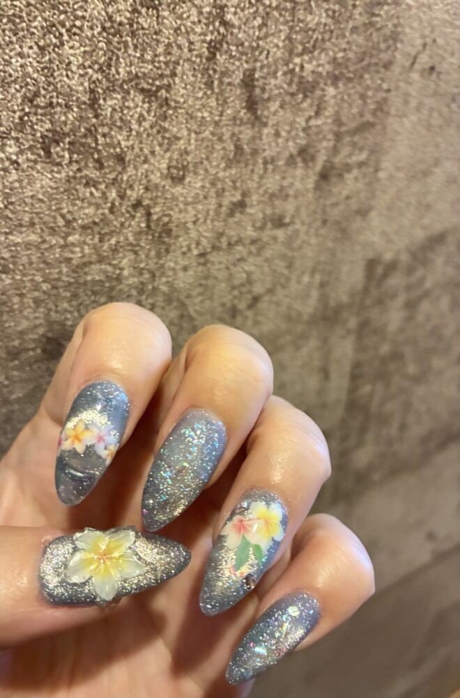 室内で撮影したブルーマグネットとプルメリアのネイル