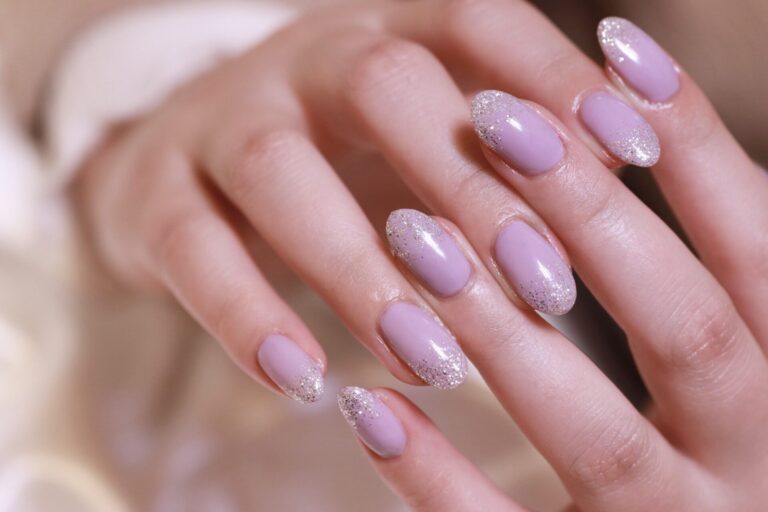 ラベンダーとラメフレンチを合わせたネイル